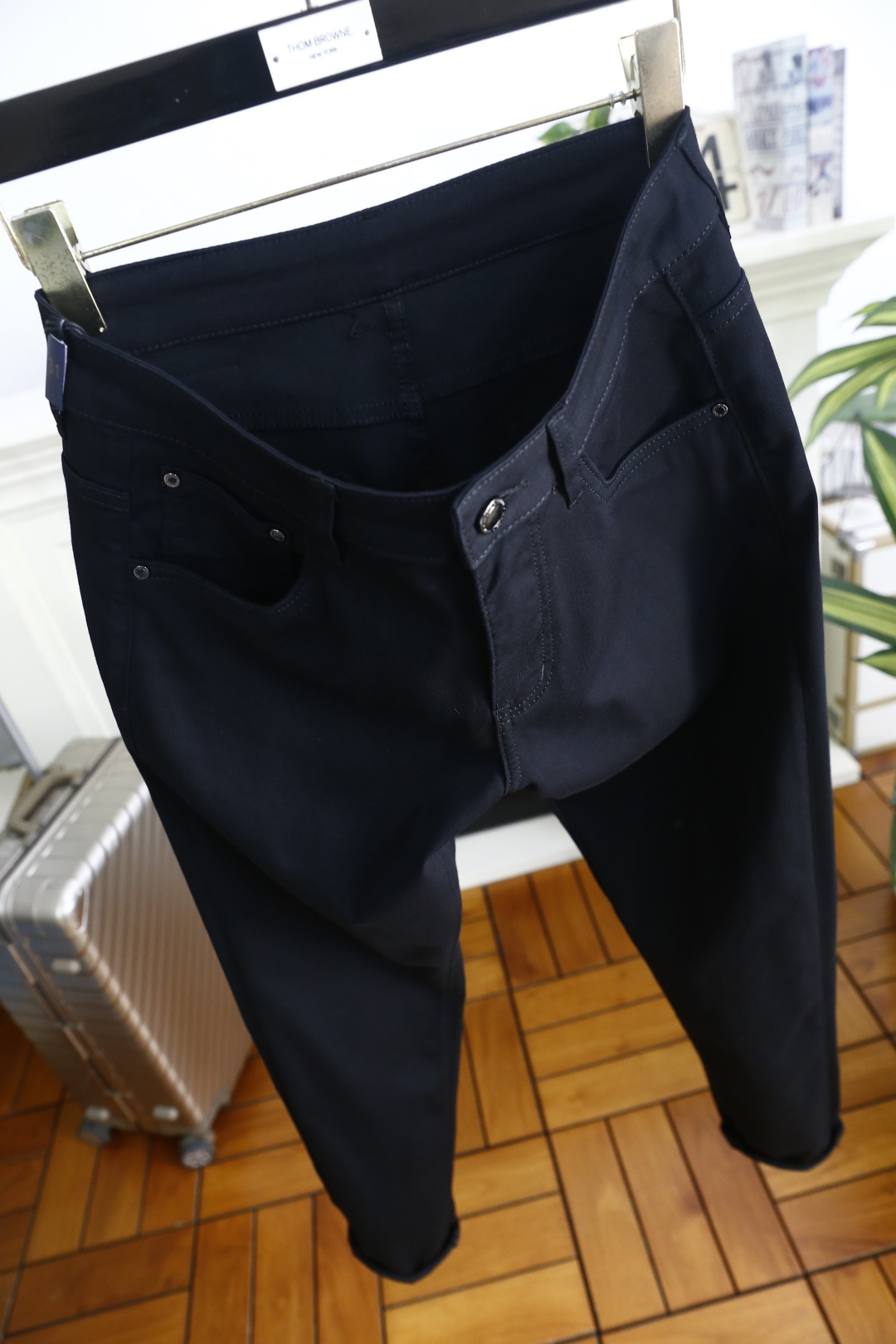 🔥路易威*/LV.2026春夏新品！时尚男士百搭休闲裤👍利落剪裁修饰腿部线条，裤脚微卷设计增添休闲感。后