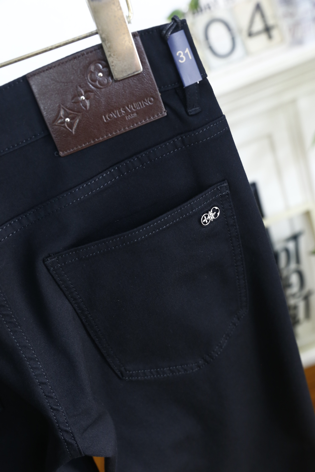 🔥路易威*/LV.2026春夏新品！时尚男士百搭休闲裤👍利落剪裁修饰腿部线条，裤脚微卷设计增添休闲感。后