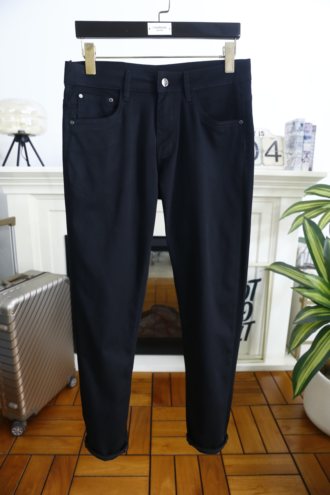 🔥路易威*/LV.2026春夏新品！时尚男士百搭休闲裤👍利落剪裁修饰腿部线条，裤脚微卷设计增添休闲感。后