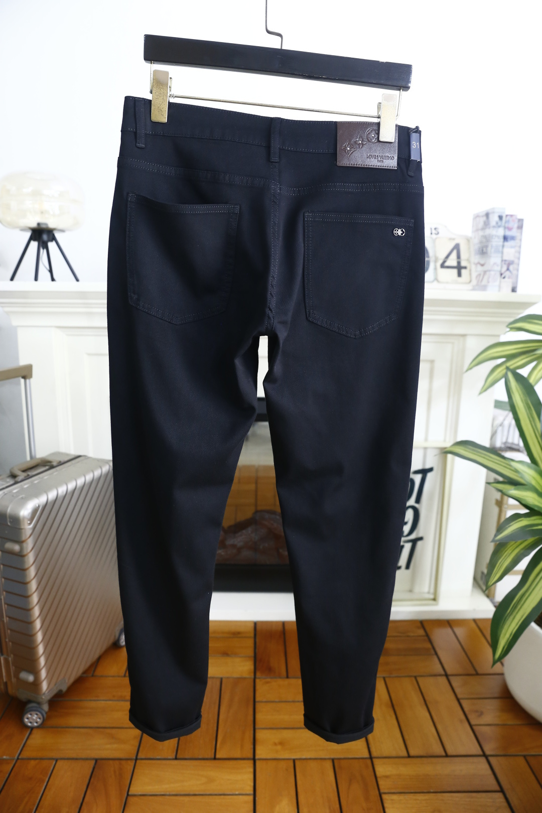 🔥路易威*/LV.2026春夏新品！时尚男士百搭休闲裤👍利落剪裁修饰腿部线条，裤脚微卷设计增添休闲感。后