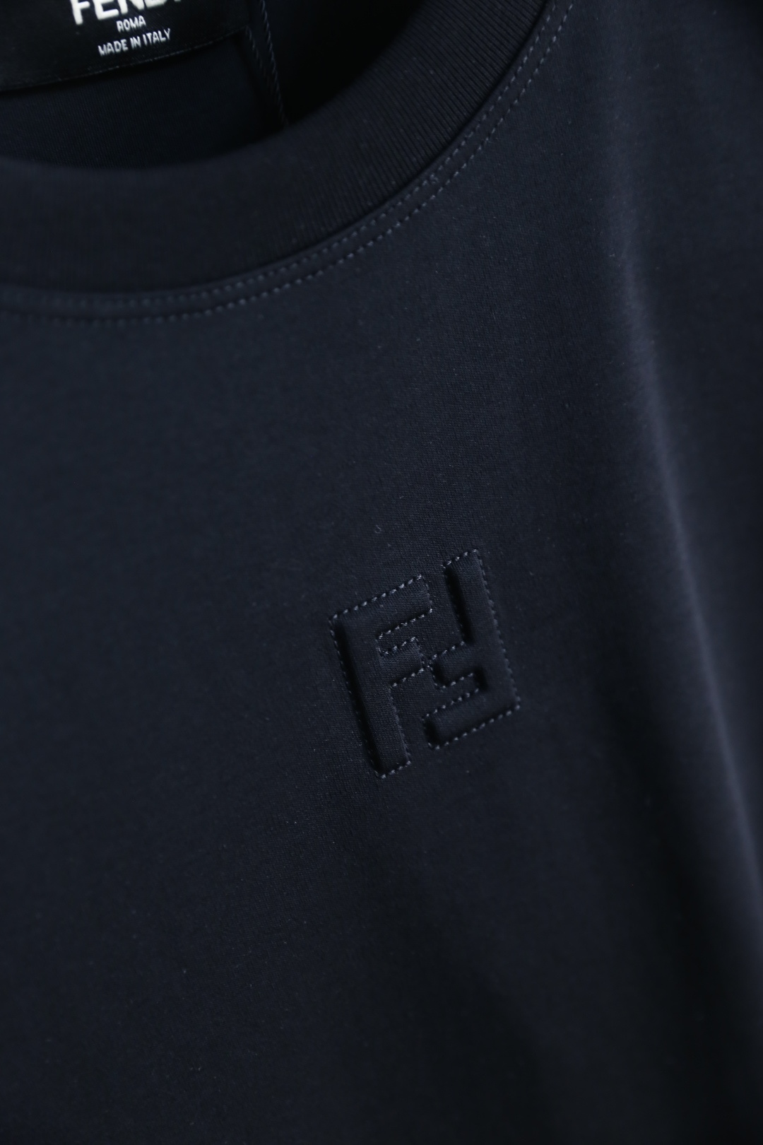 🔥芬迪/Fe*di.2026春夏新品🆕时尚男士圆领T恤👍采用原单品质透气棉面料，触感柔软细腻，兼具良好的