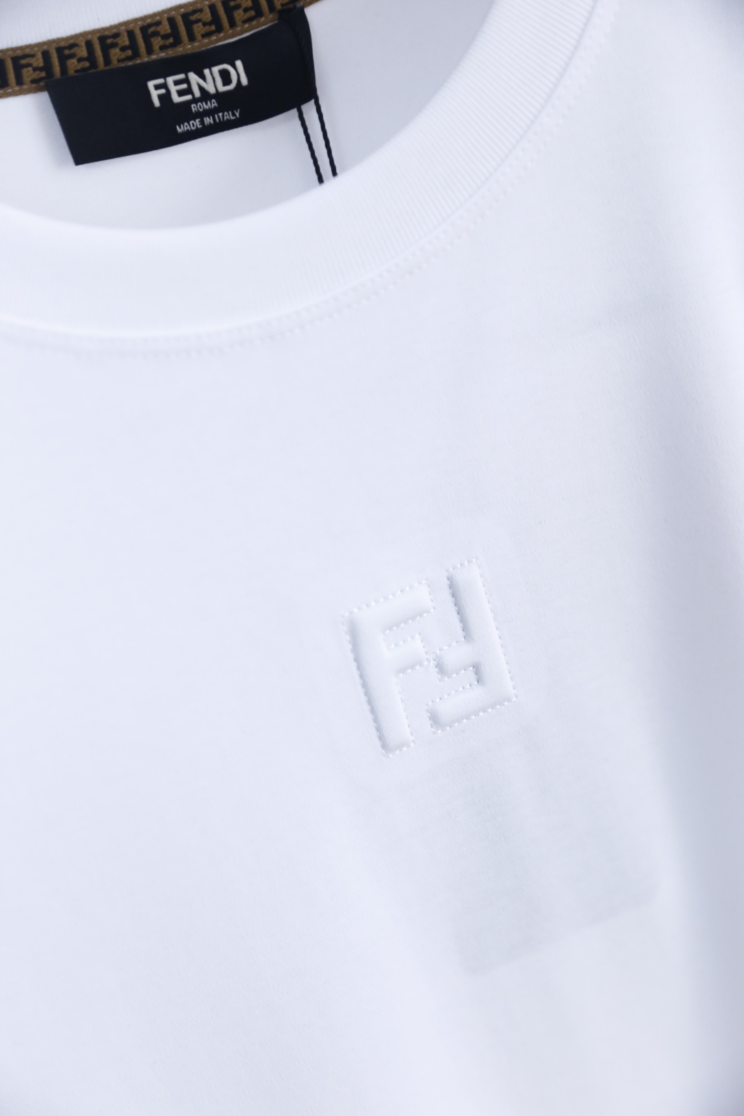 🔥芬迪/Fe*di.2026春夏新品🆕时尚男士圆领T恤👍采用原单品质透气棉面料，触感柔软细腻，兼具良好的