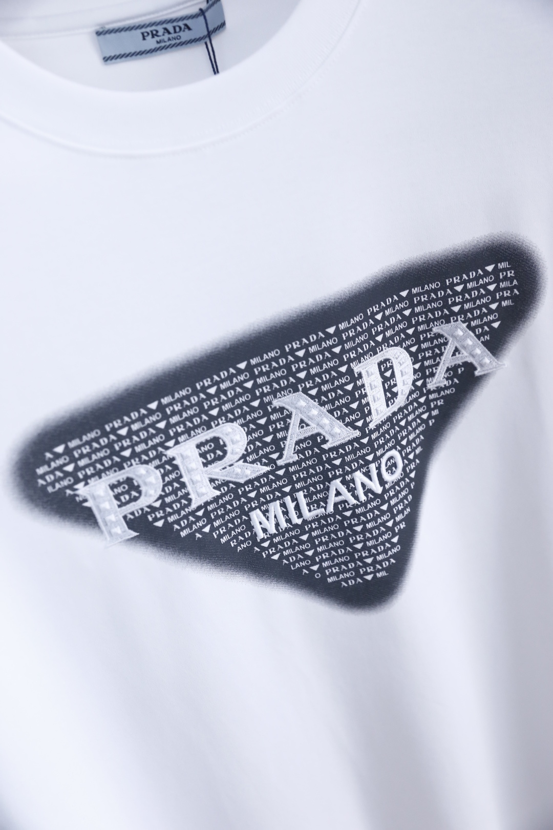 🔥普拉达/Pr*da.2026春季新品！时尚男士百搭短袖上市🍃经典圆领设计！重磅级尤物单品，新形态雅痞风