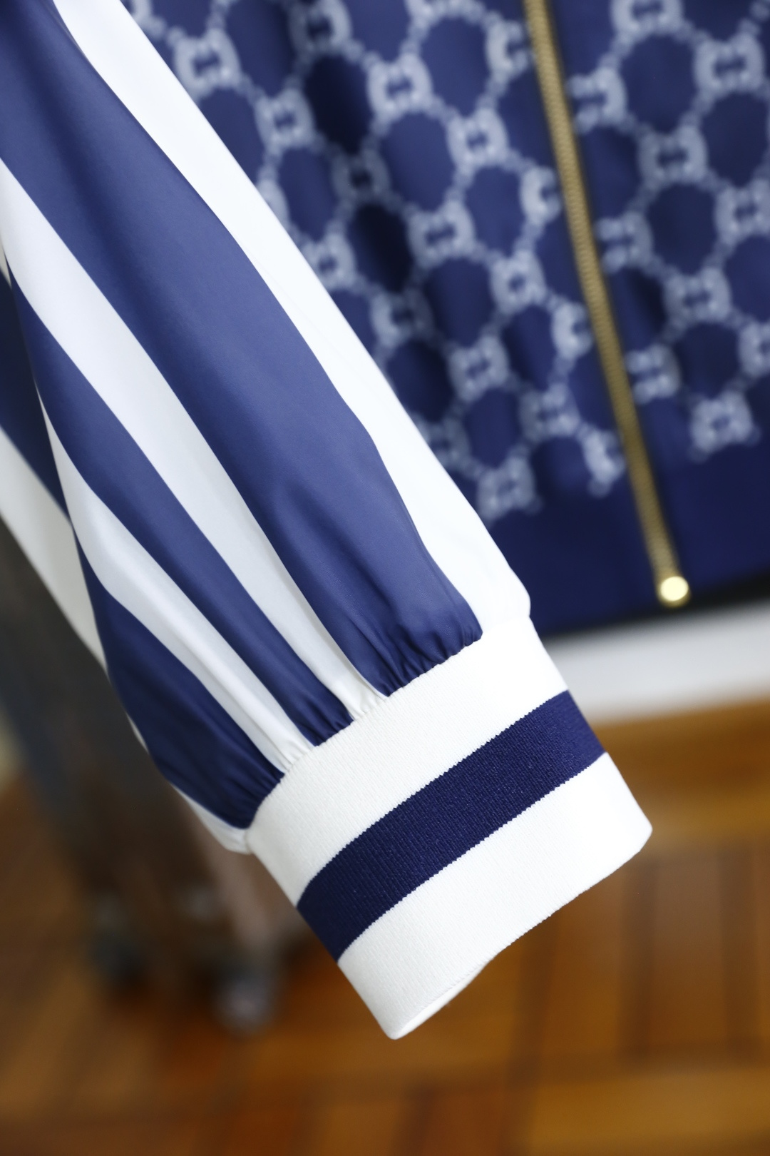 🔥古驰/Gu*ci.2026春季新品！时尚男士立领夹克以满印老花元素铺陈衣身，肩部与袖身拼接条纹设计，层