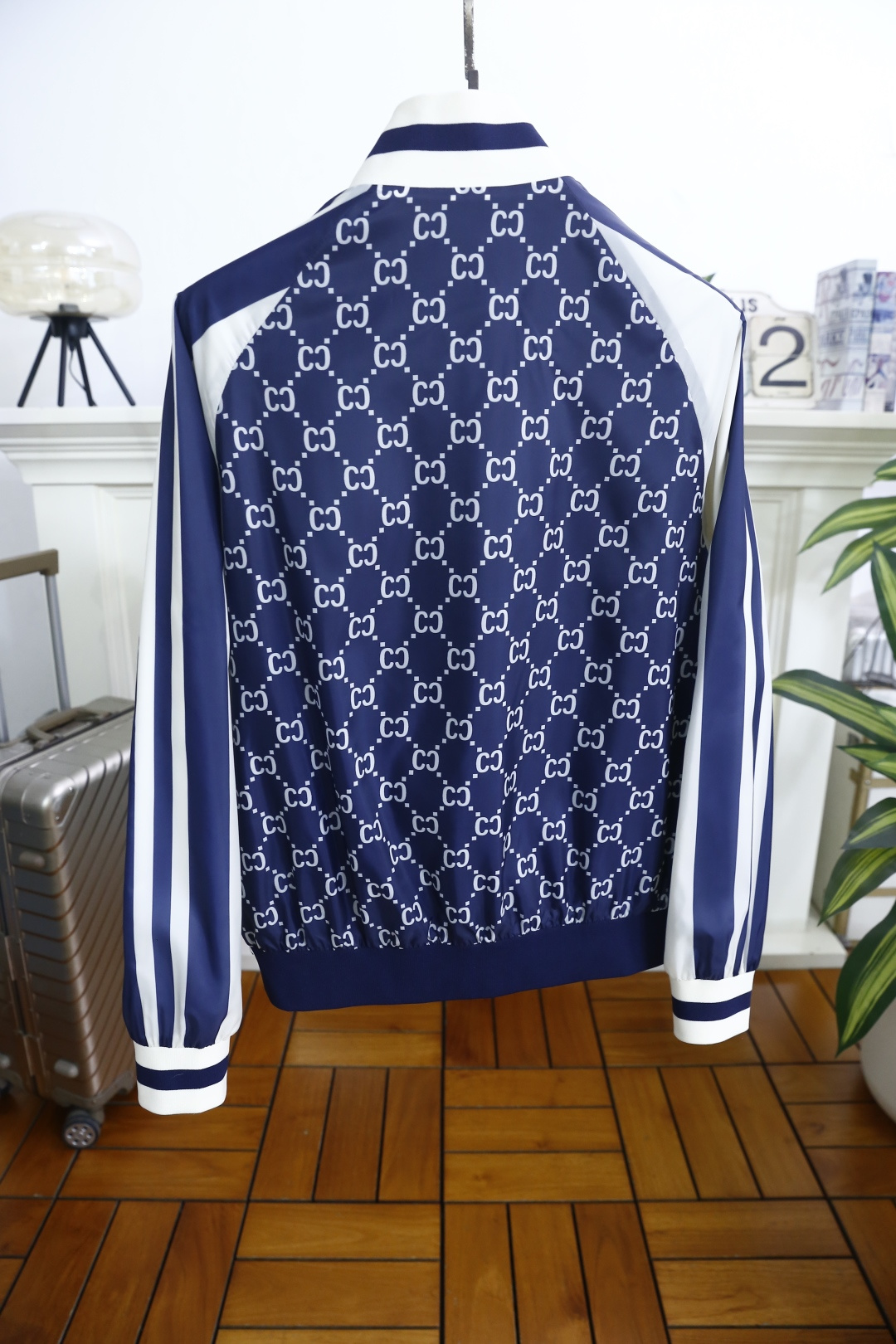 🔥古驰/Gu*ci.2026春季新品！时尚男士立领夹克以满印老花元素铺陈衣身，肩部与袖身拼接条纹设计，层