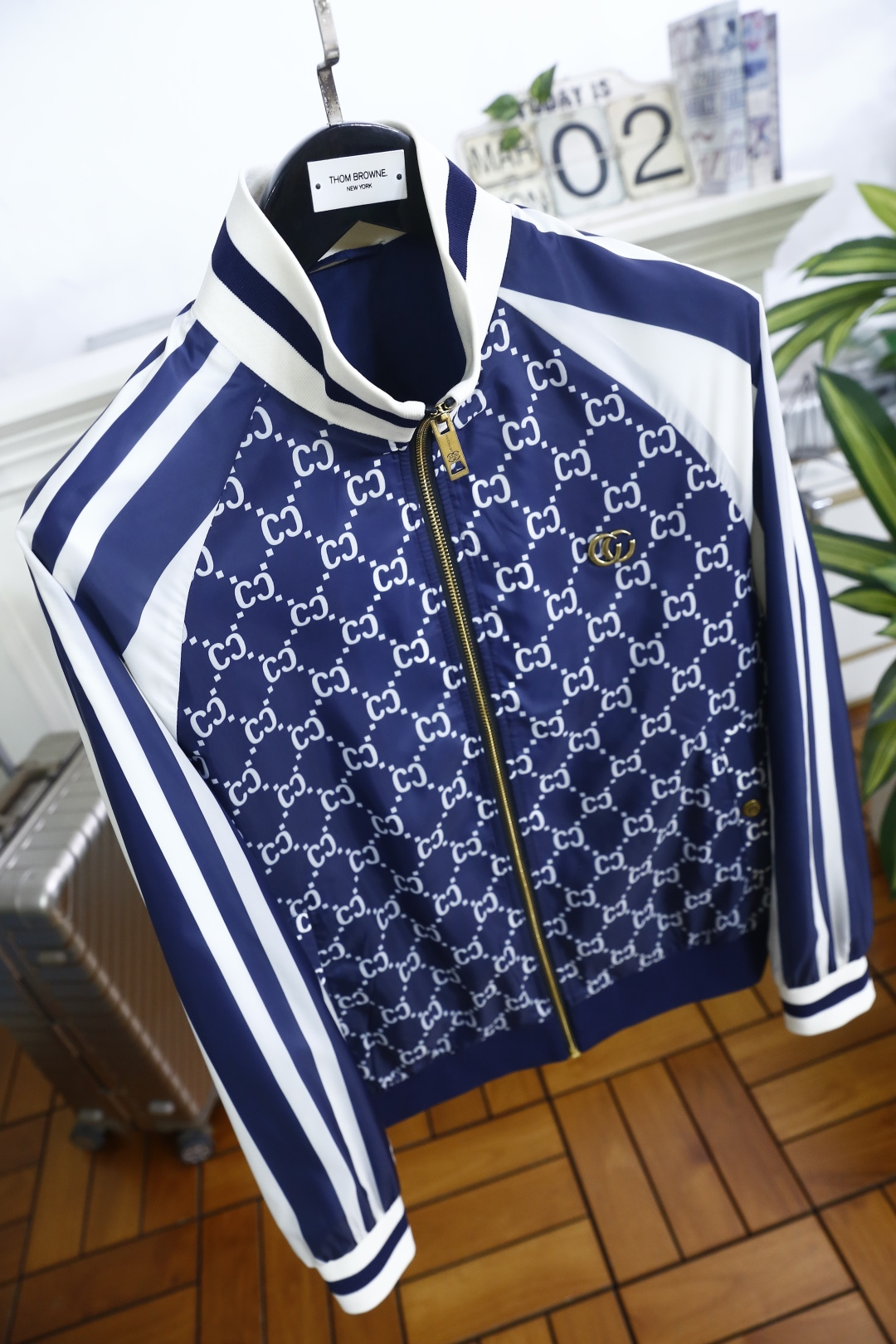 🔥古驰/Gu*ci.2026春季新品！时尚男士立领夹克以满印老花元素铺陈衣身，肩部与袖身拼接条纹设计，层