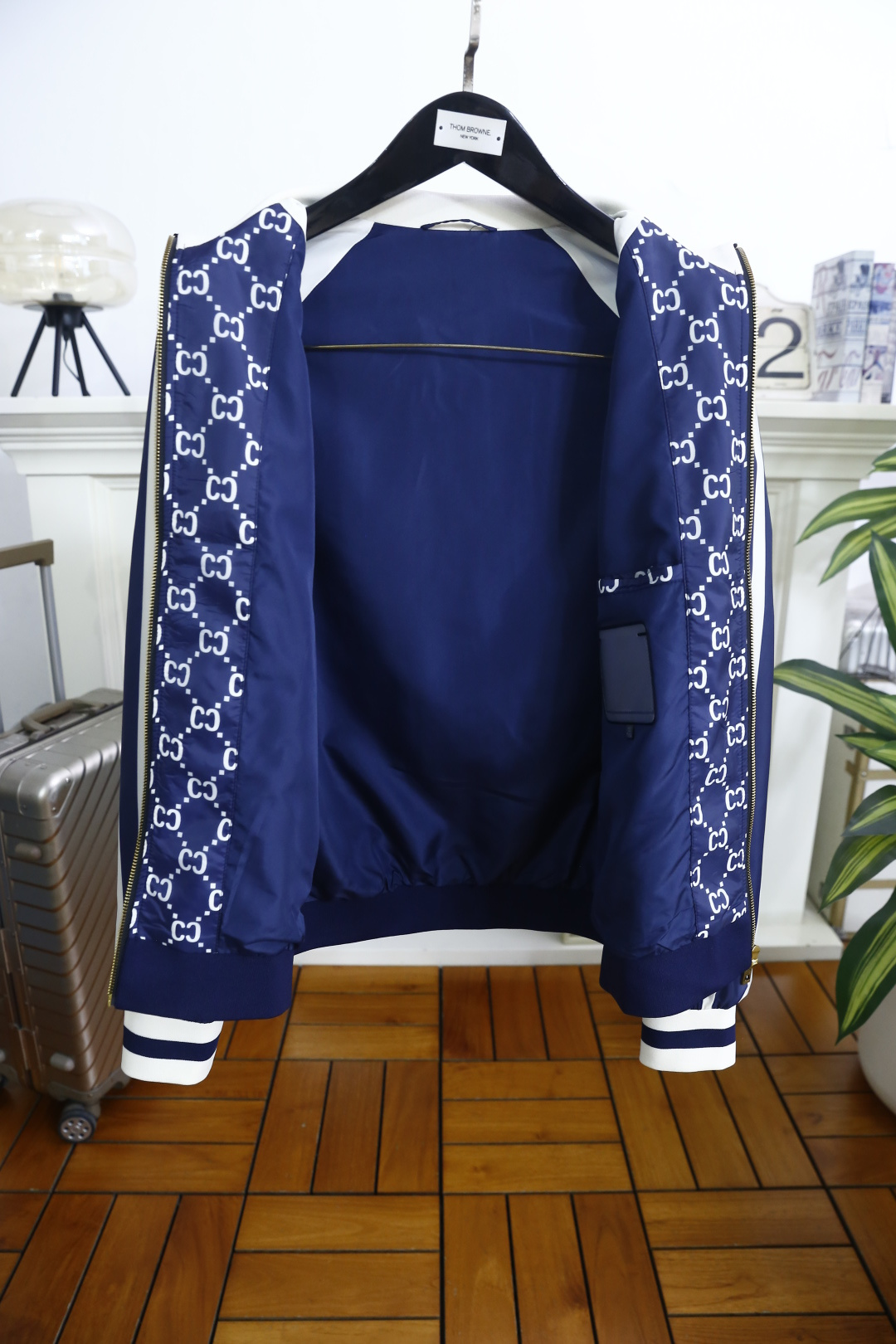 🔥古驰/Gu*ci.2026春季新品！时尚男士立领夹克以满印老花元素铺陈衣身，肩部与袖身拼接条纹设计，层