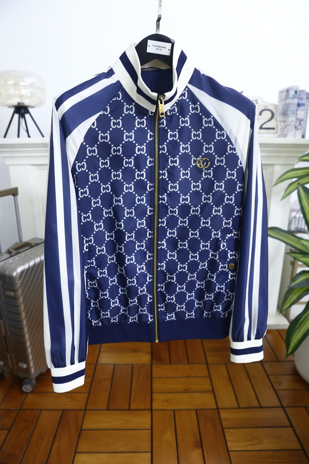 🔥古驰/Gu*ci.2026春季新品！时尚男士立领夹克以满印老花元素铺陈衣身，肩部与袖身拼接条纹设计，层