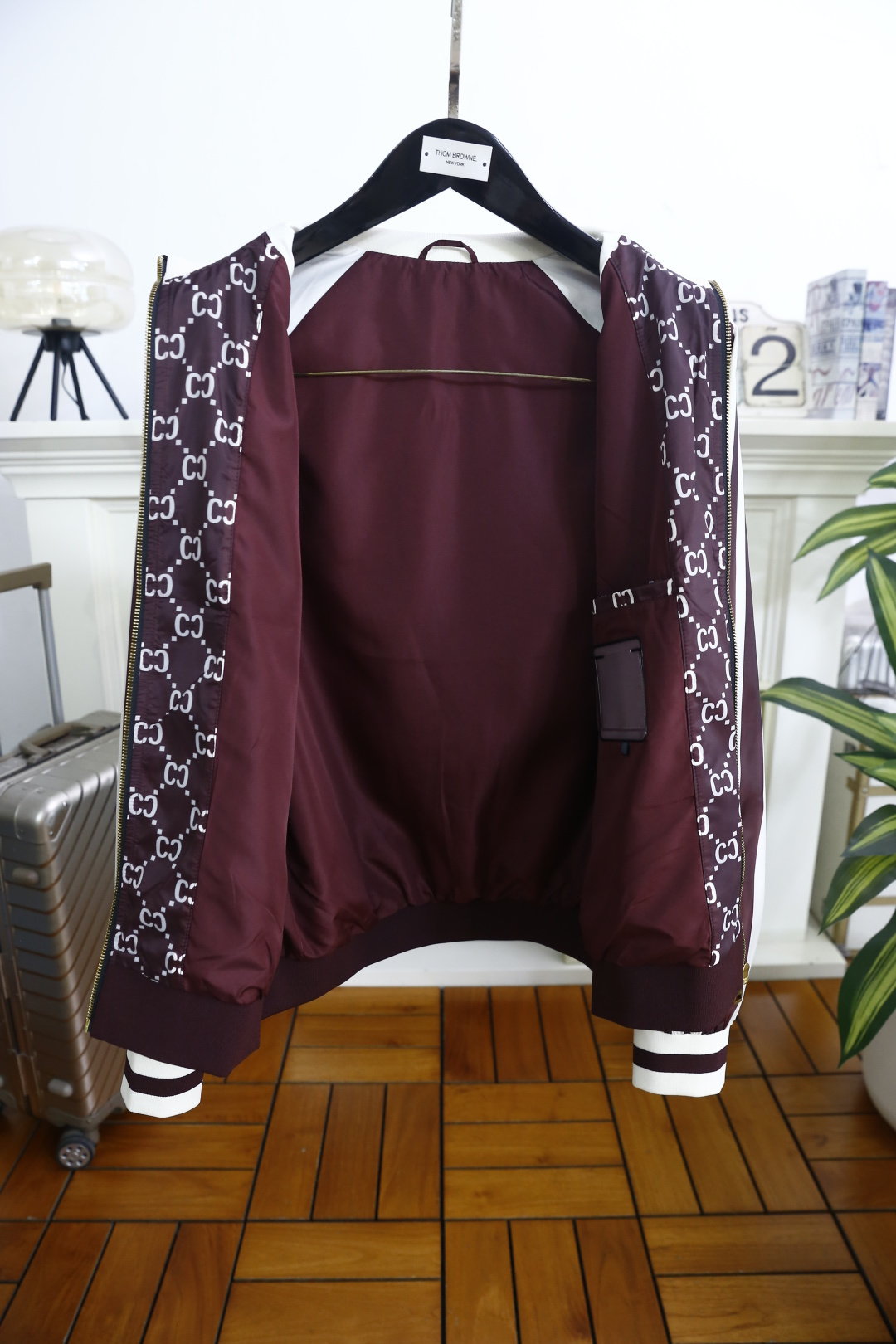 🔥古驰/Gu*ci.2026春季新品！时尚男士立领夹克以满印老花元素铺陈衣身，肩部与袖身拼接条纹设计，层