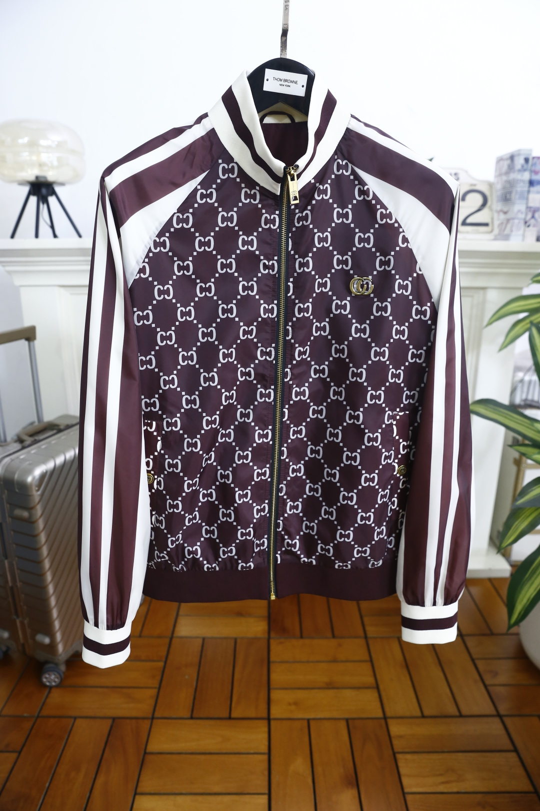 🔥古驰/Gu*ci.2026春季新品！时尚男士立领夹克以满印老花元素铺陈衣身，肩部与袖身拼接条纹设计，层