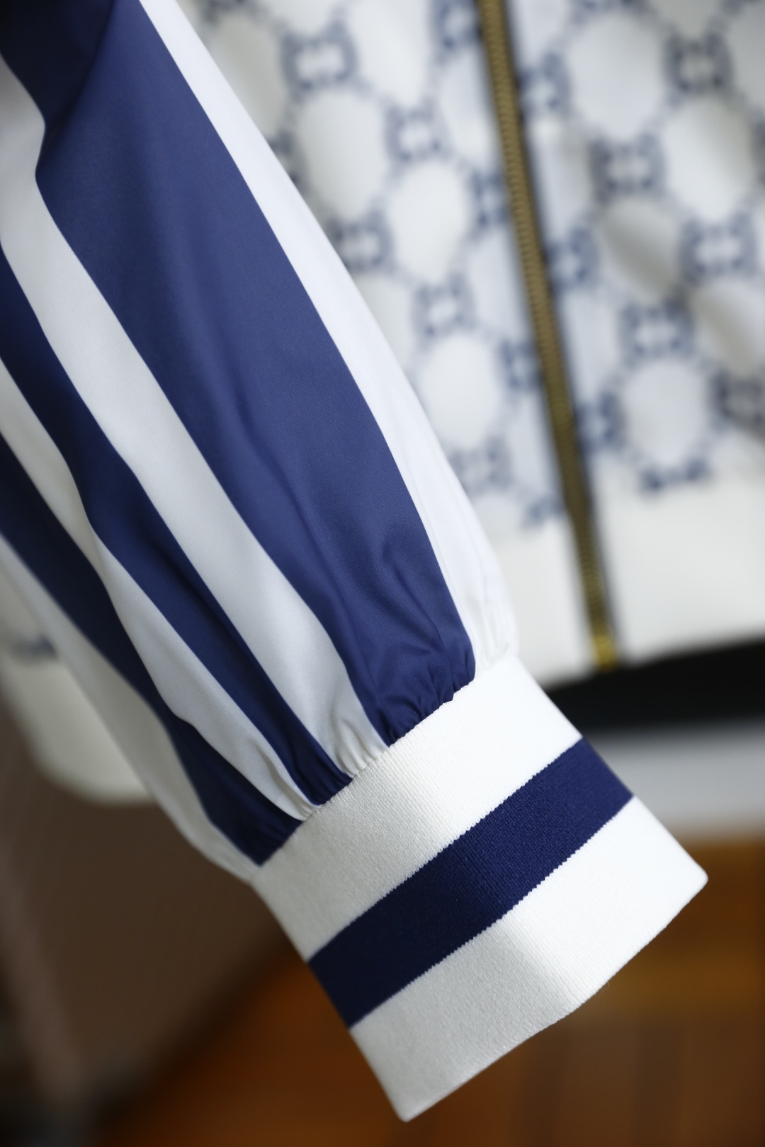 🔥古驰/Gu*ci.2026春季新品！时尚男士立领夹克以满印老花元素铺陈衣身，肩部与袖身拼接条纹设计，层