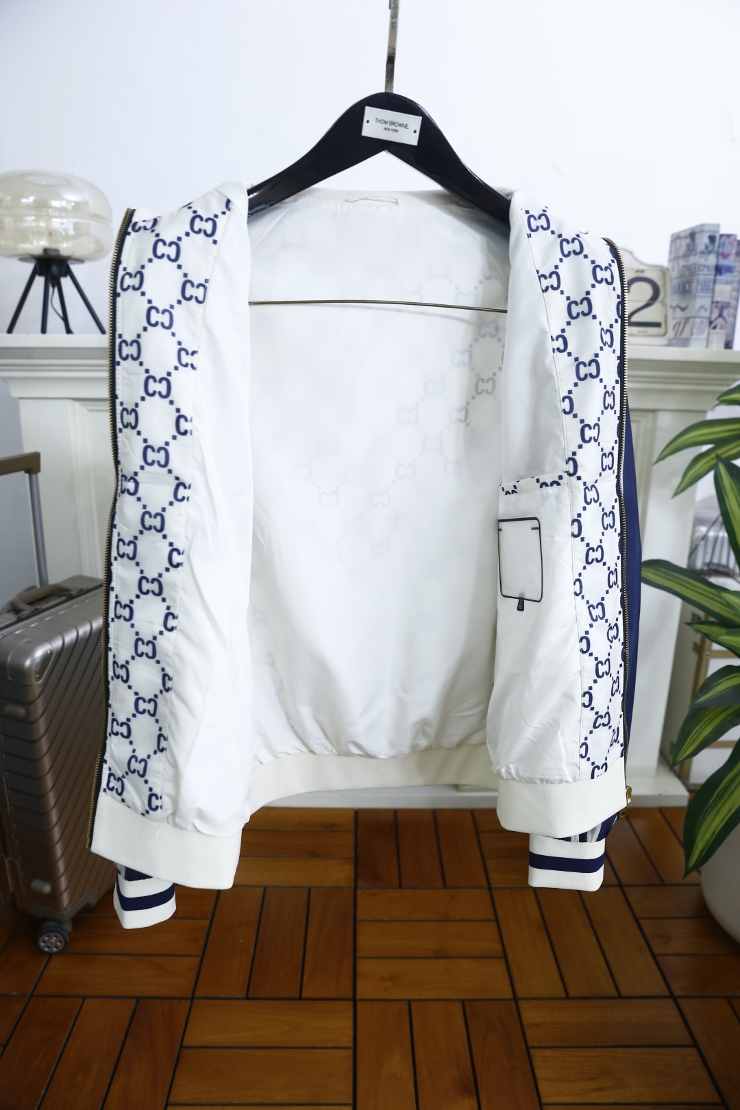 🔥古驰/Gu*ci.2026春季新品！时尚男士立领夹克以满印老花元素铺陈衣身，肩部与袖身拼接条纹设计，层