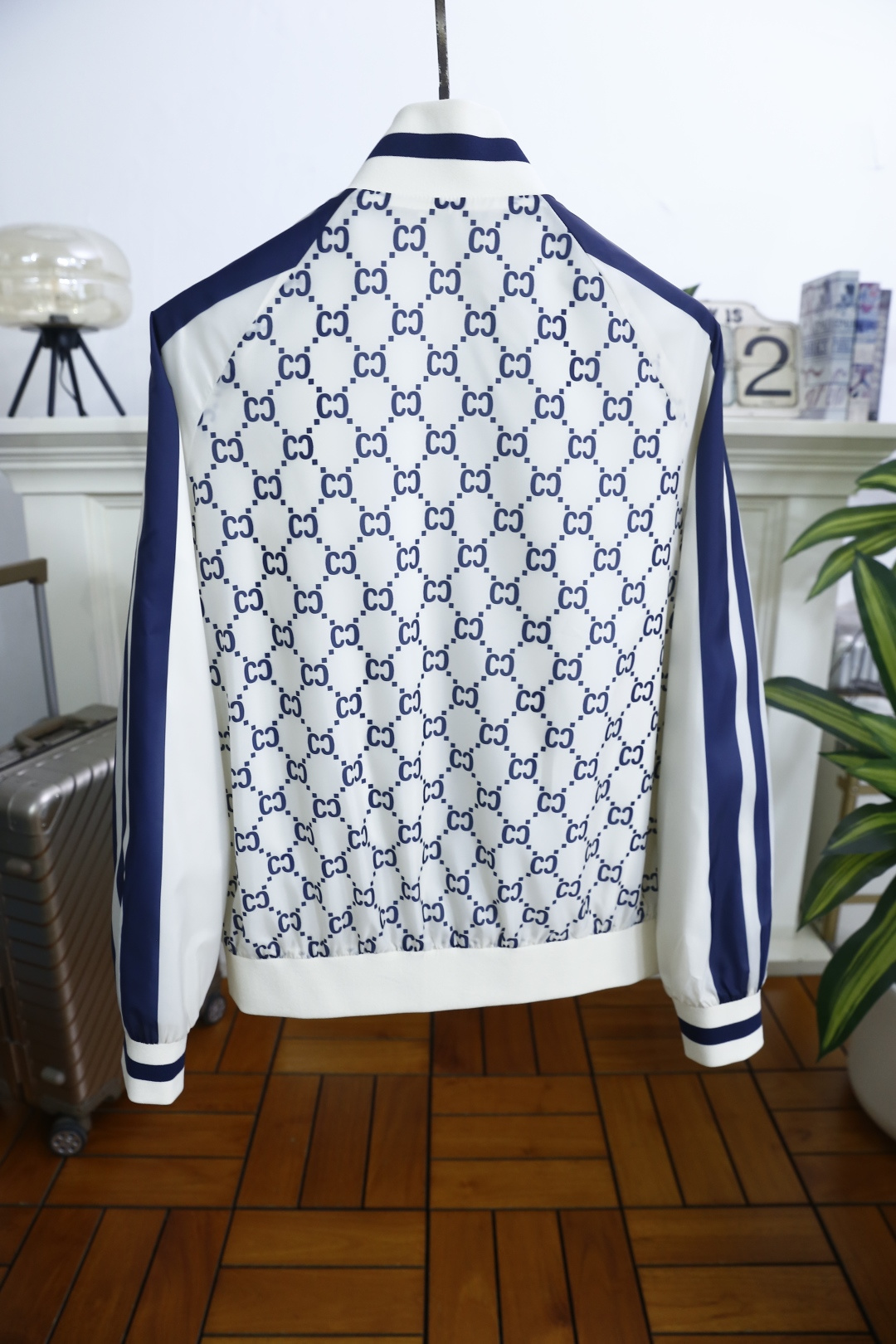 🔥古驰/Gu*ci.2026春季新品！时尚男士立领夹克以满印老花元素铺陈衣身，肩部与袖身拼接条纹设计，层
