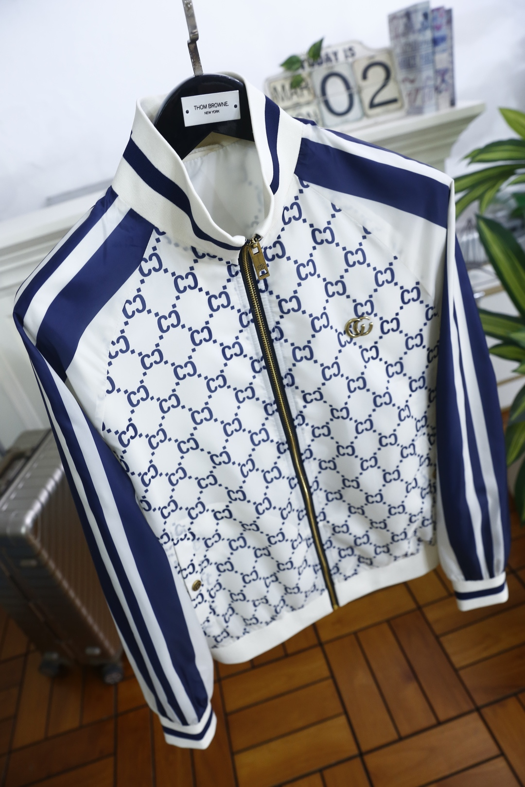 🔥古驰/Gu*ci.2026春季新品！时尚男士立领夹克以满印老花元素铺陈衣身，肩部与袖身拼接条纹设计，层