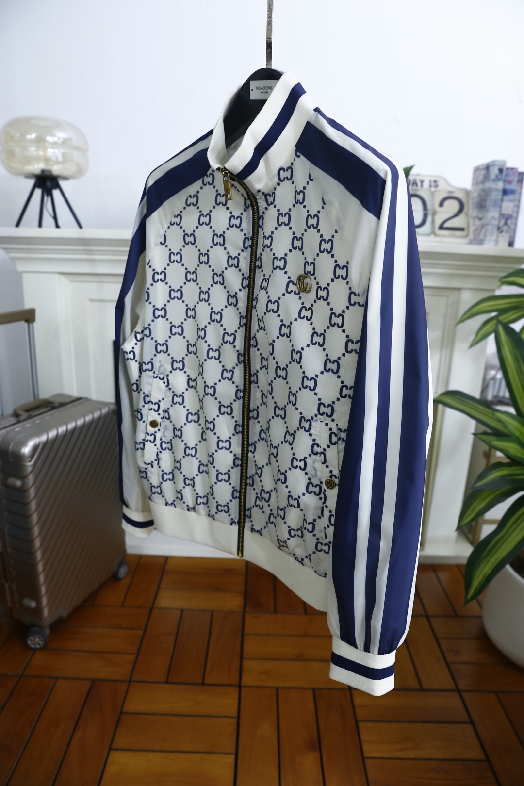 🔥古驰/Gu*ci.2026春季新品！时尚男士立领夹克以满印老花元素铺陈衣身，肩部与袖身拼接条纹设计，层
