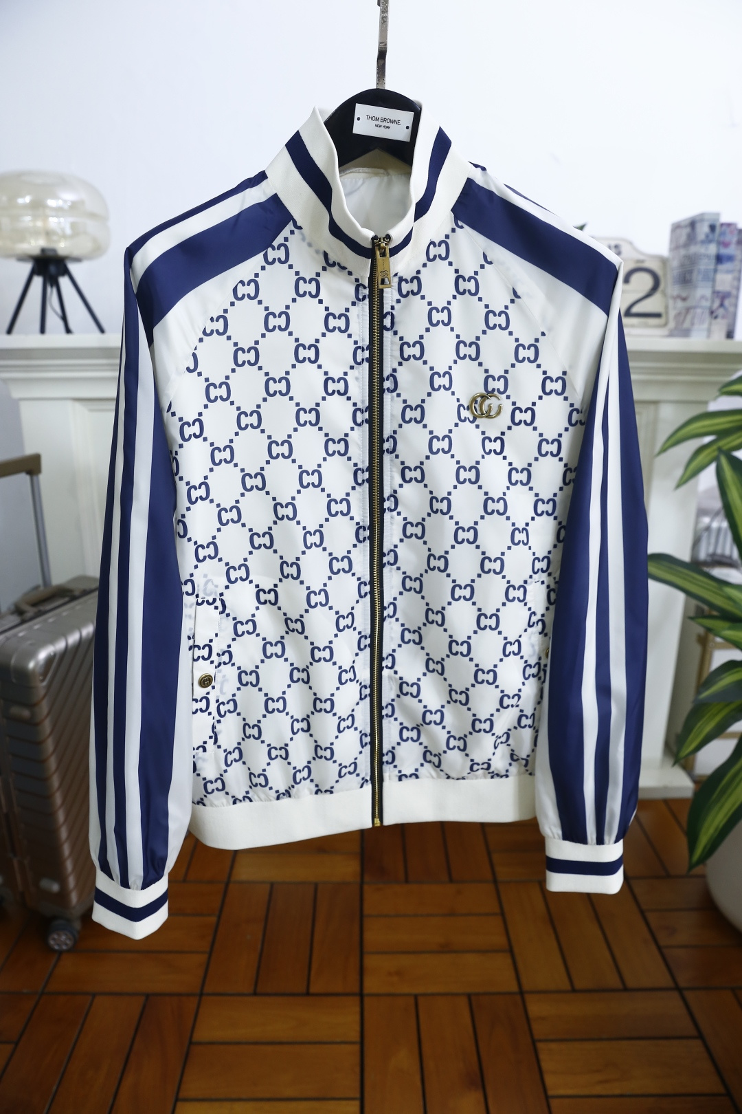 🔥古驰/Gu*ci.2026春季新品！时尚男士立领夹克以满印老花元素铺陈衣身，肩部与袖身拼接条纹设计，层