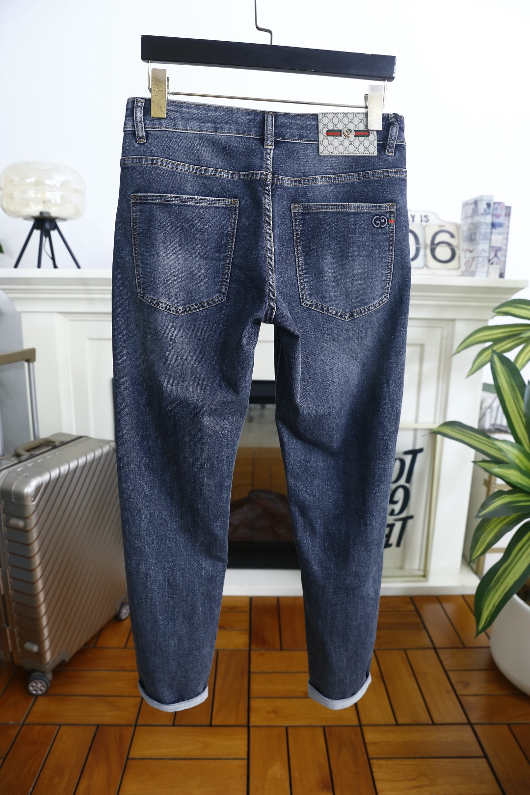 🔥古驰/Gu*ci.2026春季新款🆕时尚男士原单高端蓝色牛仔裤！奢华经典品牌LOGO配饰 身穿着非常舒