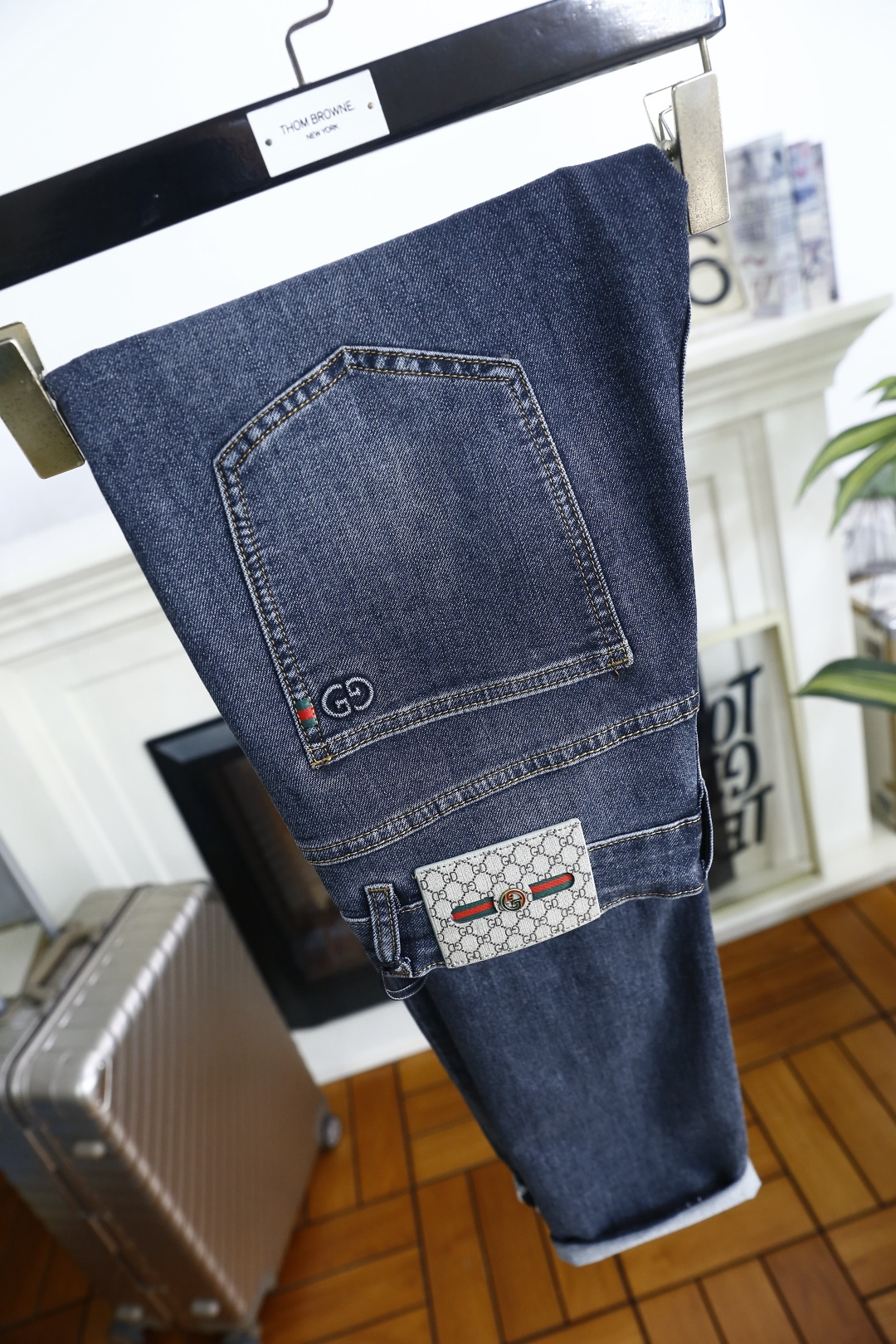 🔥古驰/Gu*ci.2026春季新款🆕时尚男士原单高端蓝色牛仔裤！奢华经典品牌LOGO配饰 身穿着非常舒