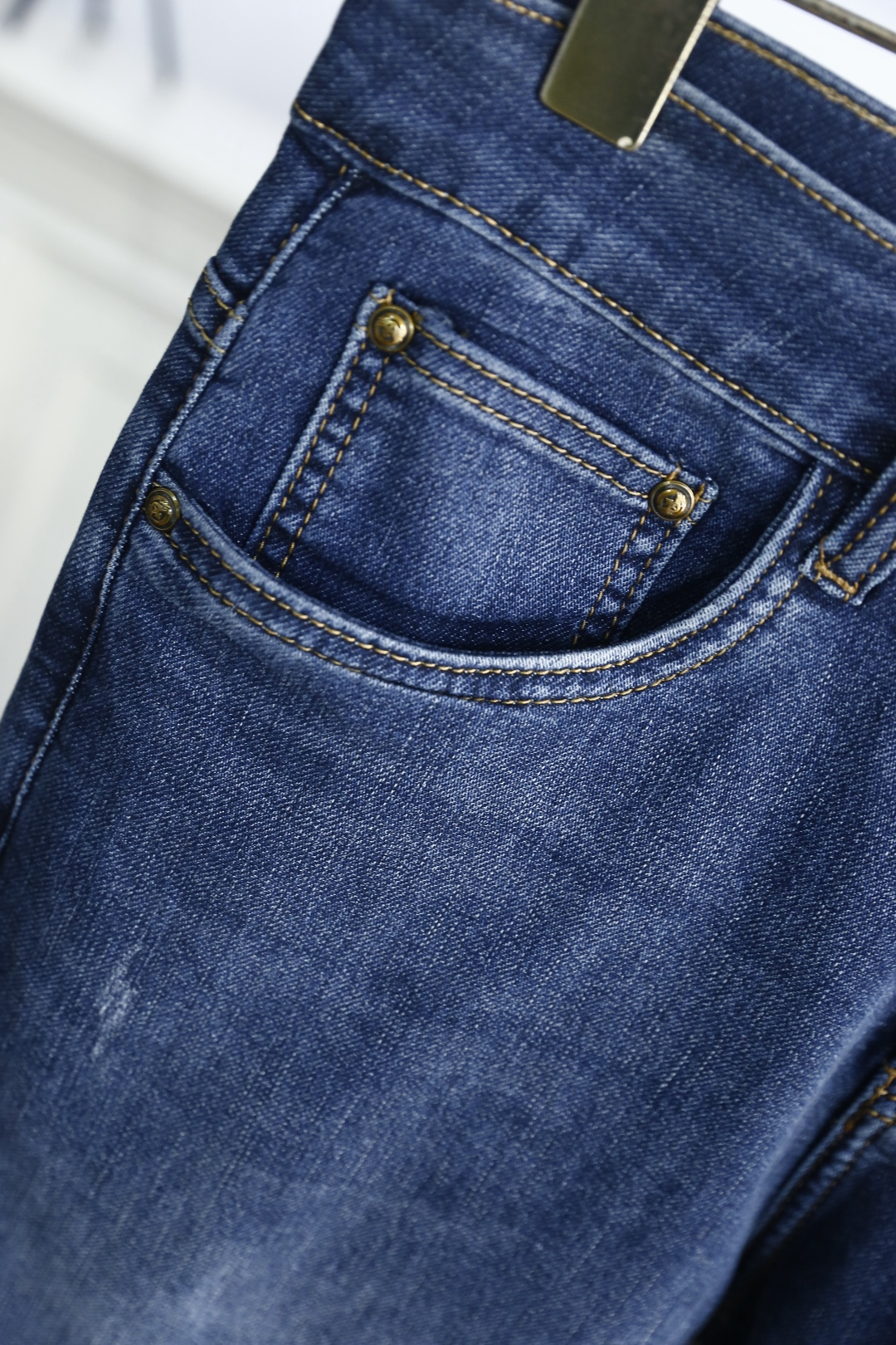 🔥蒙口.2026春季新款🆕时尚男士原单高端蓝色牛仔裤！奢华经典品牌LOGO配饰 身穿着非常舒适 低调不失