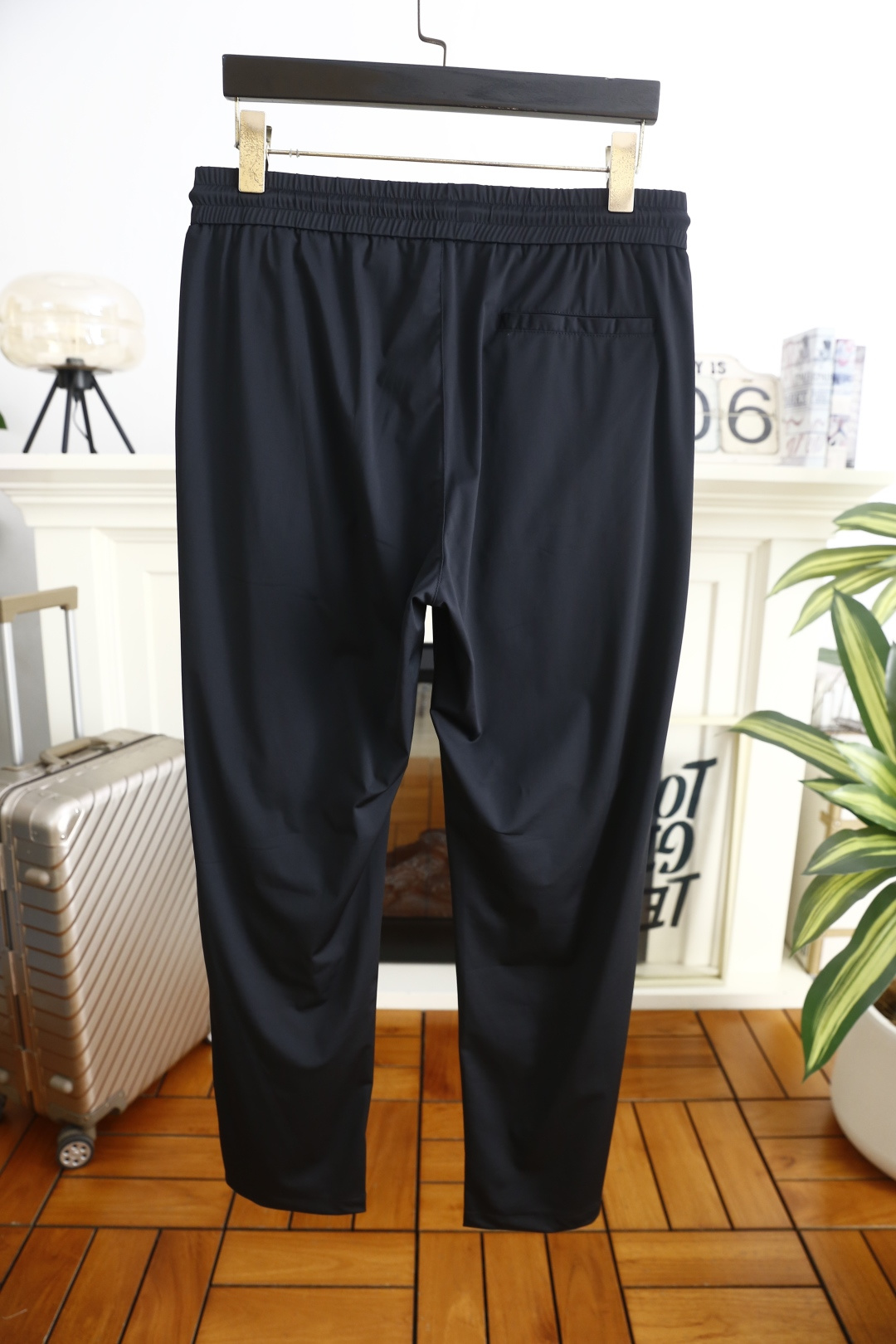 🔥普拉*/Pr*da.2026春季新品男士休闲裤诠释意式极简轻奢美学，裤身正面饰同色系品牌字母LOGO低