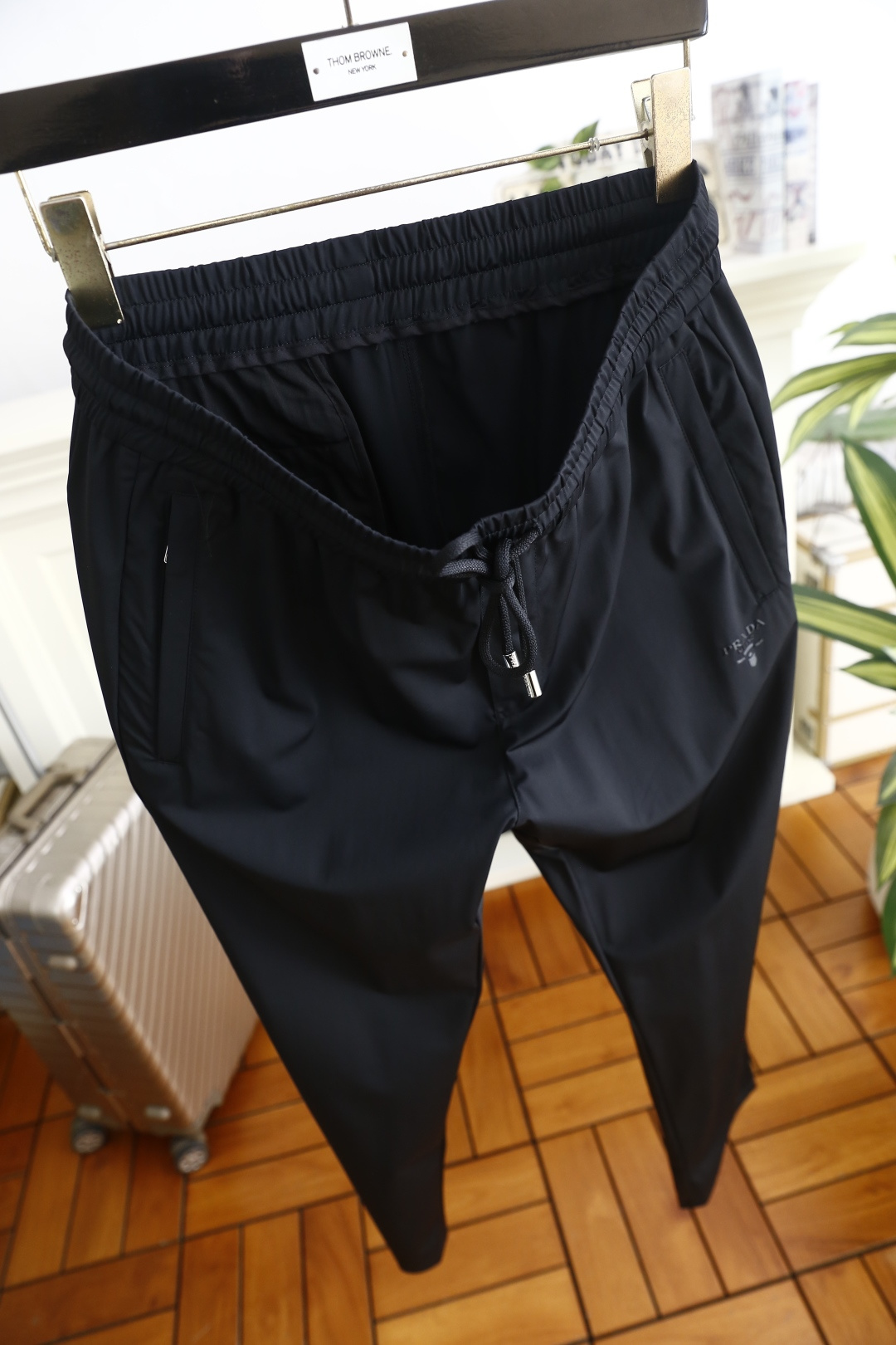 🔥普拉*/Pr*da.2026春季新品男士休闲裤诠释意式极简轻奢美学，裤身正面饰同色系品牌字母LOGO低