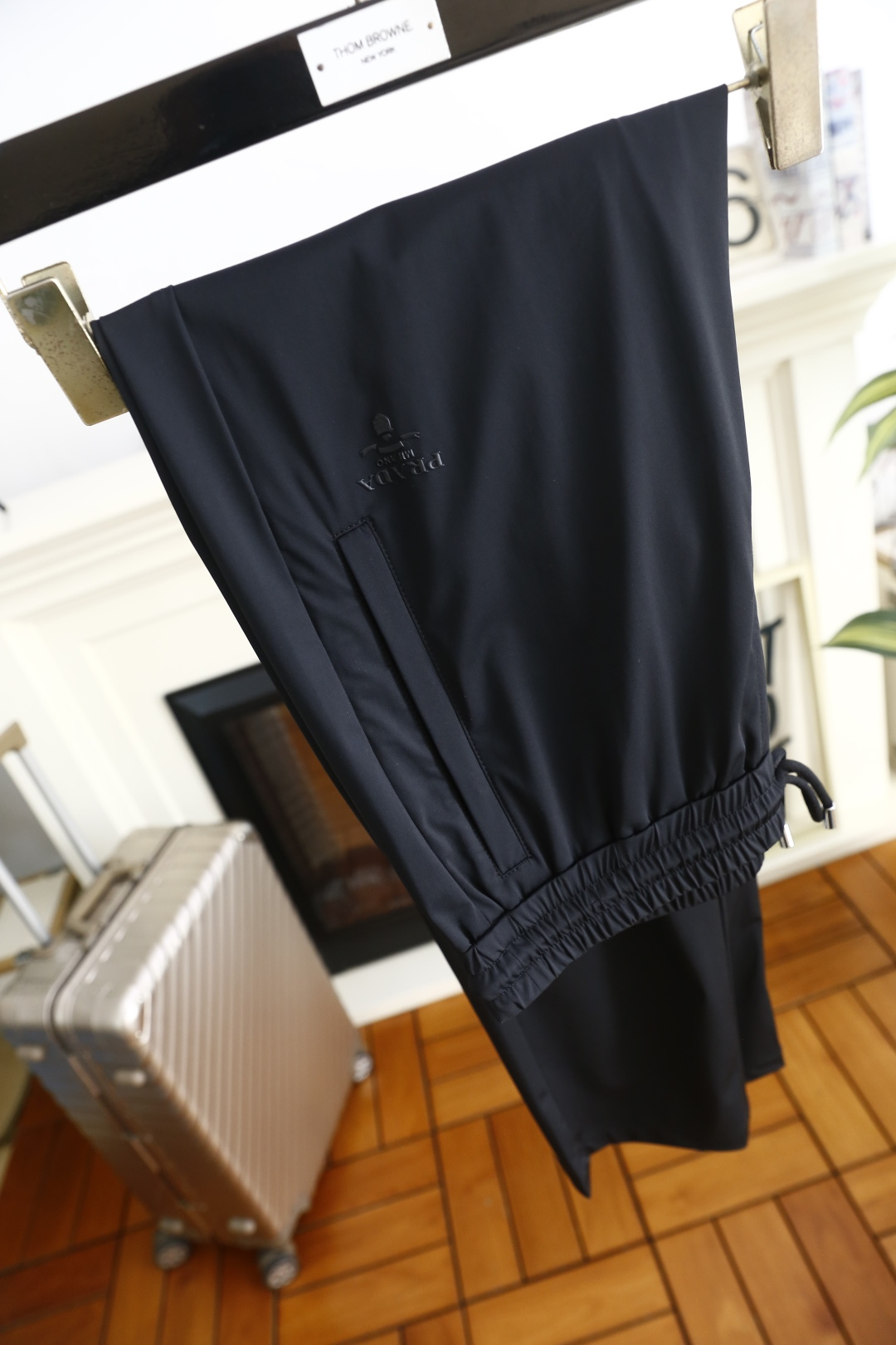 🔥普拉*/Pr*da.2026春季新品男士休闲裤诠释意式极简轻奢美学，裤身正面饰同色系品牌字母LOGO低