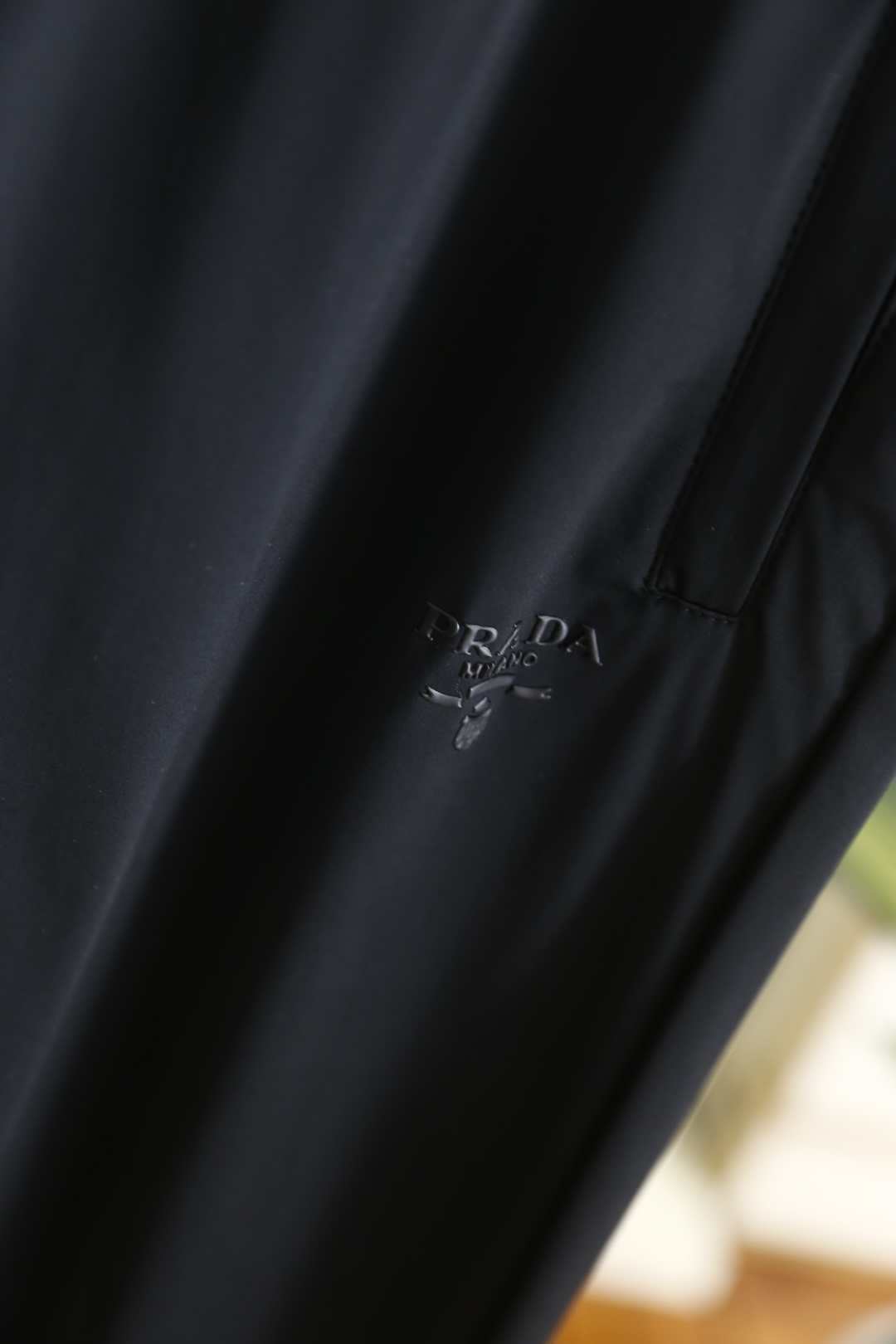 🔥普拉*/Pr*da.2026春季新品男士休闲裤诠释意式极简轻奢美学，裤身正面饰同色系品牌字母LOGO低