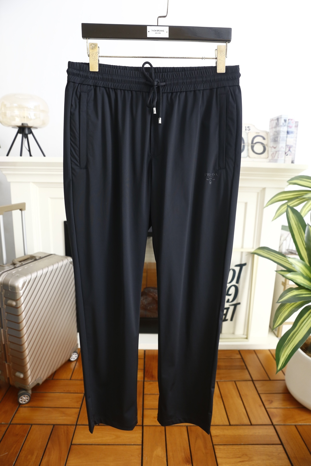 🔥普拉*/Pr*da.2026春季新品男士休闲裤诠释意式极简轻奢美学，裤身正面饰同色系品牌字母LOGO低