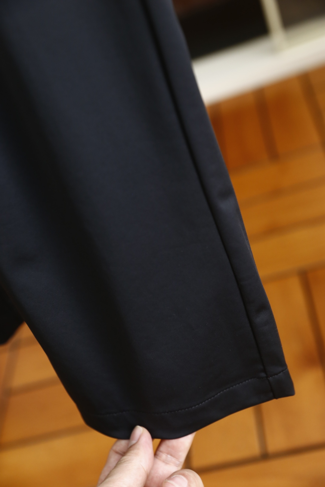 🔥普拉*/Pr*da.2026春季新品男士休闲裤诠释意式极简轻奢美学，裤身正面饰同色系品牌字母LOGO低