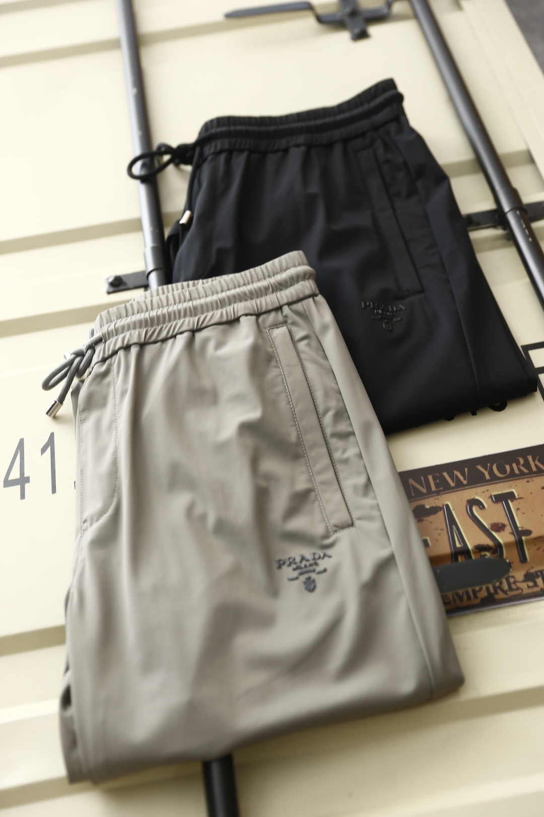 🔥普拉*/Pr*da.2026春季新品男士休闲裤诠释意式极简轻奢美学，裤身正面饰同色系品牌字母LOGO低