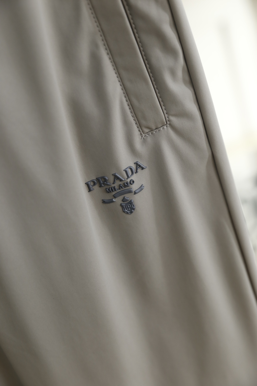 🔥普拉*/Pr*da.2026春季新品男士休闲裤诠释意式极简轻奢美学，裤身正面饰同色系品牌字母LOGO低