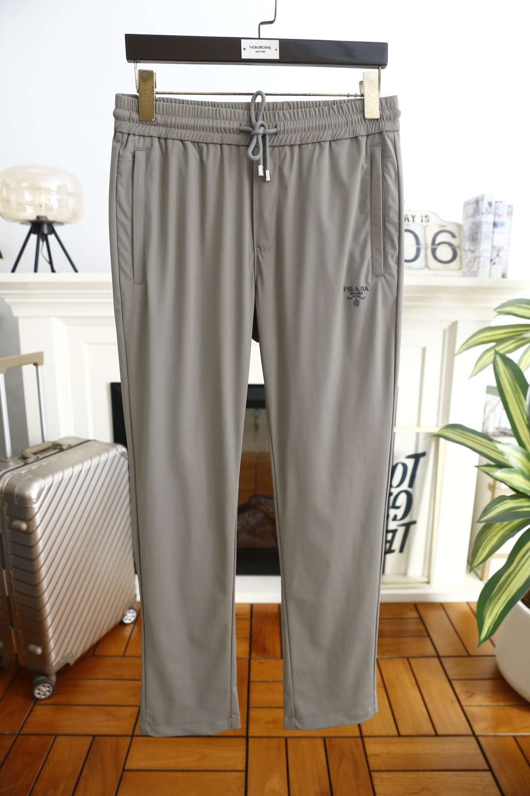 🔥普拉*/Pr*da.2026春季新品男士休闲裤诠释意式极简轻奢美学，裤身正面饰同色系品牌字母LOGO低