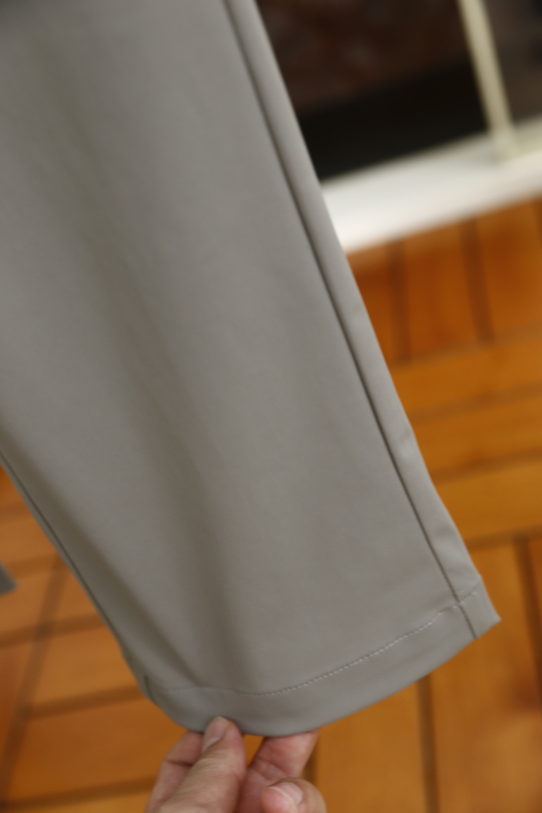 🔥普拉*/Pr*da.2026春季新品男士休闲裤诠释意式极简轻奢美学，裤身正面饰同色系品牌字母LOGO低