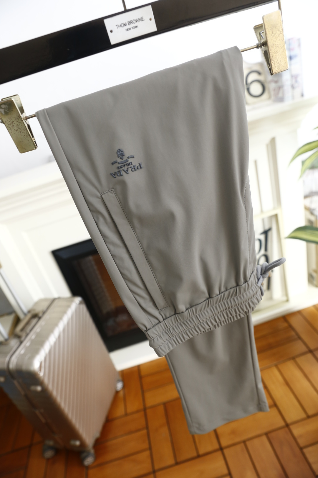 🔥普拉*/Pr*da.2026春季新品男士休闲裤诠释意式极简轻奢美学，裤身正面饰同色系品牌字母LOGO低