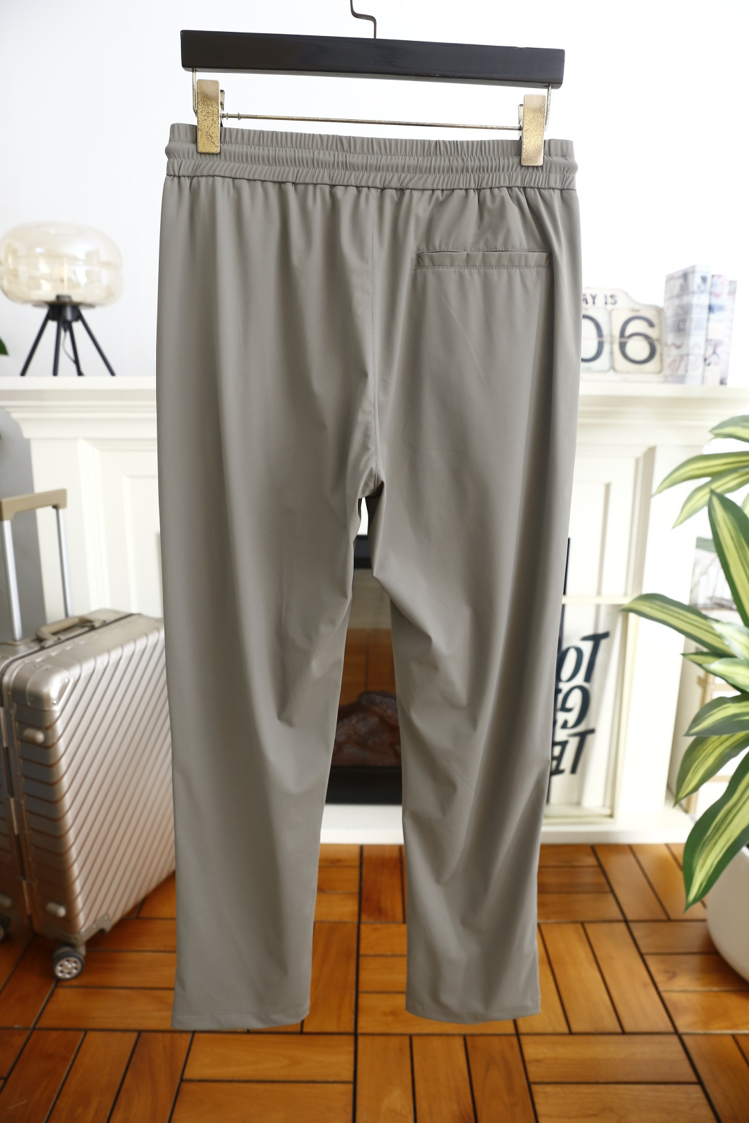 🔥普拉*/Pr*da.2026春季新品男士休闲裤诠释意式极简轻奢美学，裤身正面饰同色系品牌字母LOGO低