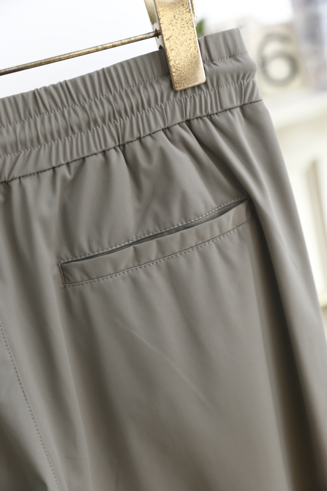 🔥普拉*/Pr*da.2026春季新品男士休闲裤诠释意式极简轻奢美学，裤身正面饰同色系品牌字母LOGO低