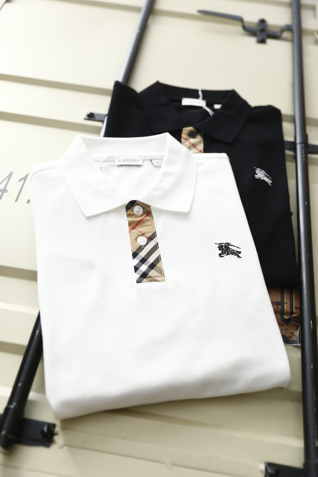 🔥巴宝丽/Burb*rry.2026夏季新品！时尚百搭男士Polo衫承袭经典英伦格调，胸前饰标志性马术骑