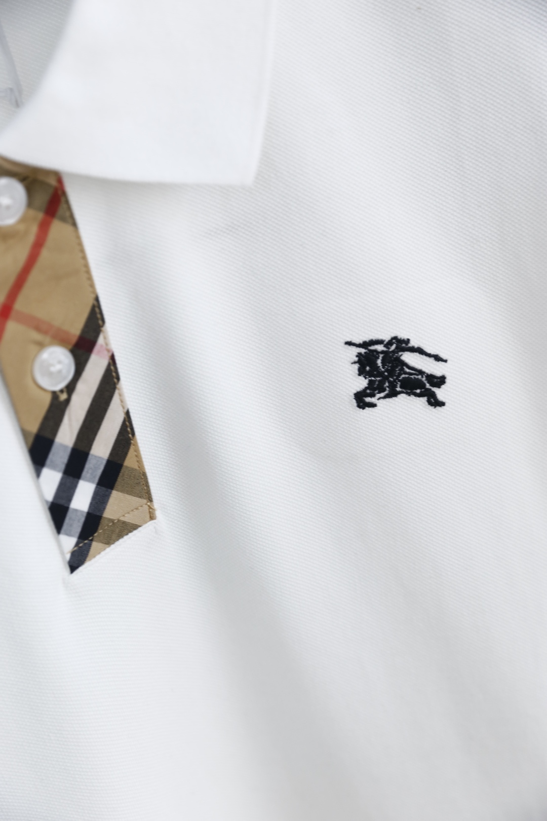 🔥巴宝丽/Burb*rry.2026夏季新品！时尚百搭男士Polo衫承袭经典英伦格调，胸前饰标志性马术骑