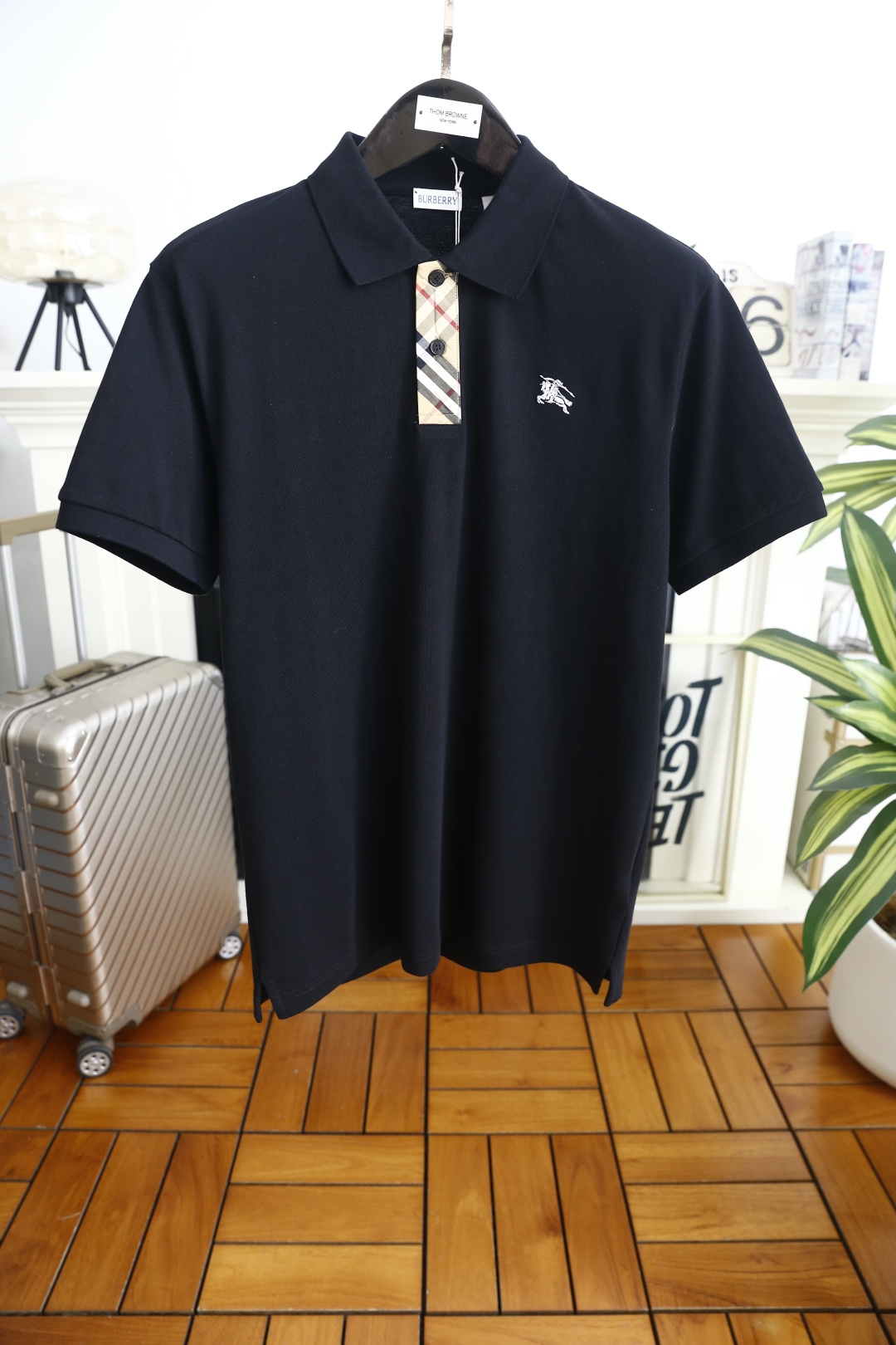🔥巴宝丽/Burb*rry.2026夏季新品！时尚百搭男士Polo衫承袭经典英伦格调，胸前饰标志性马术骑