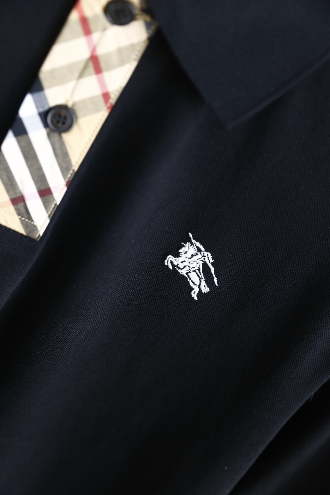 🔥巴宝丽/Burb*rry.2026夏季新品！时尚百搭男士Polo衫承袭经典英伦格调，胸前饰标志性马术骑