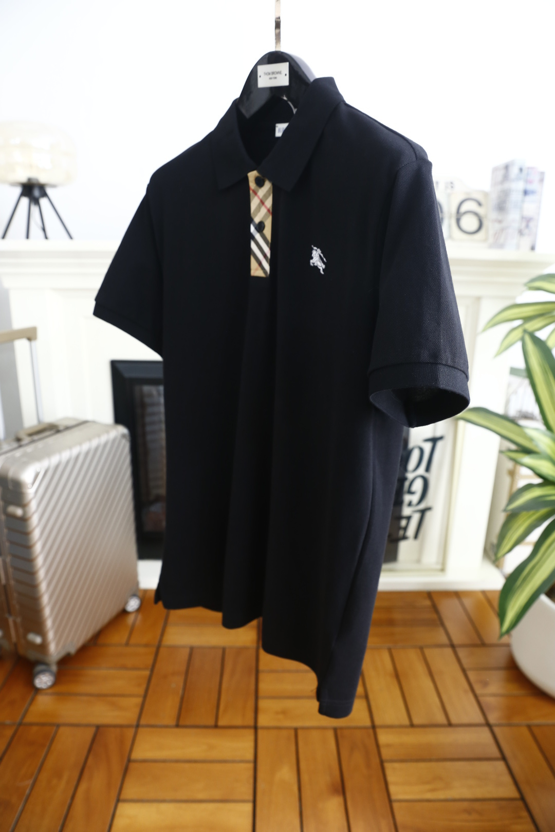🔥巴宝丽/Burb*rry.2026夏季新品！时尚百搭男士Polo衫承袭经典英伦格调，胸前饰标志性马术骑