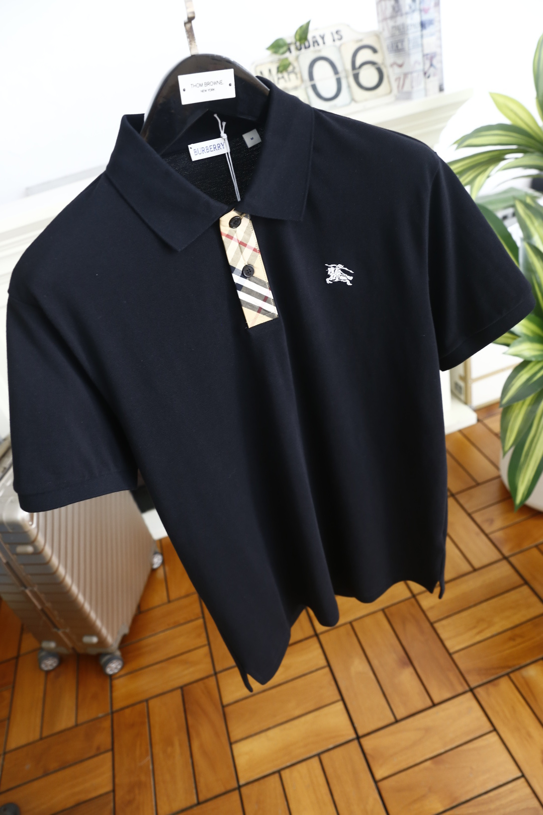 🔥巴宝丽/Burb*rry.2026夏季新品！时尚百搭男士Polo衫承袭经典英伦格调，胸前饰标志性马术骑