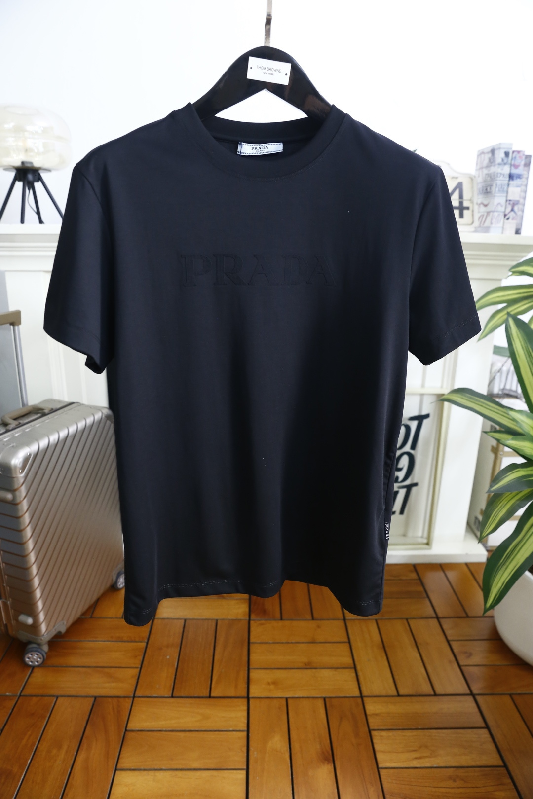 🔥普拉达.2026春夏新品男士短袖上市🍃经典圆领设计！重磅级尤物单品，新形态雅痞风格👍🏻高街混搭腔调有味