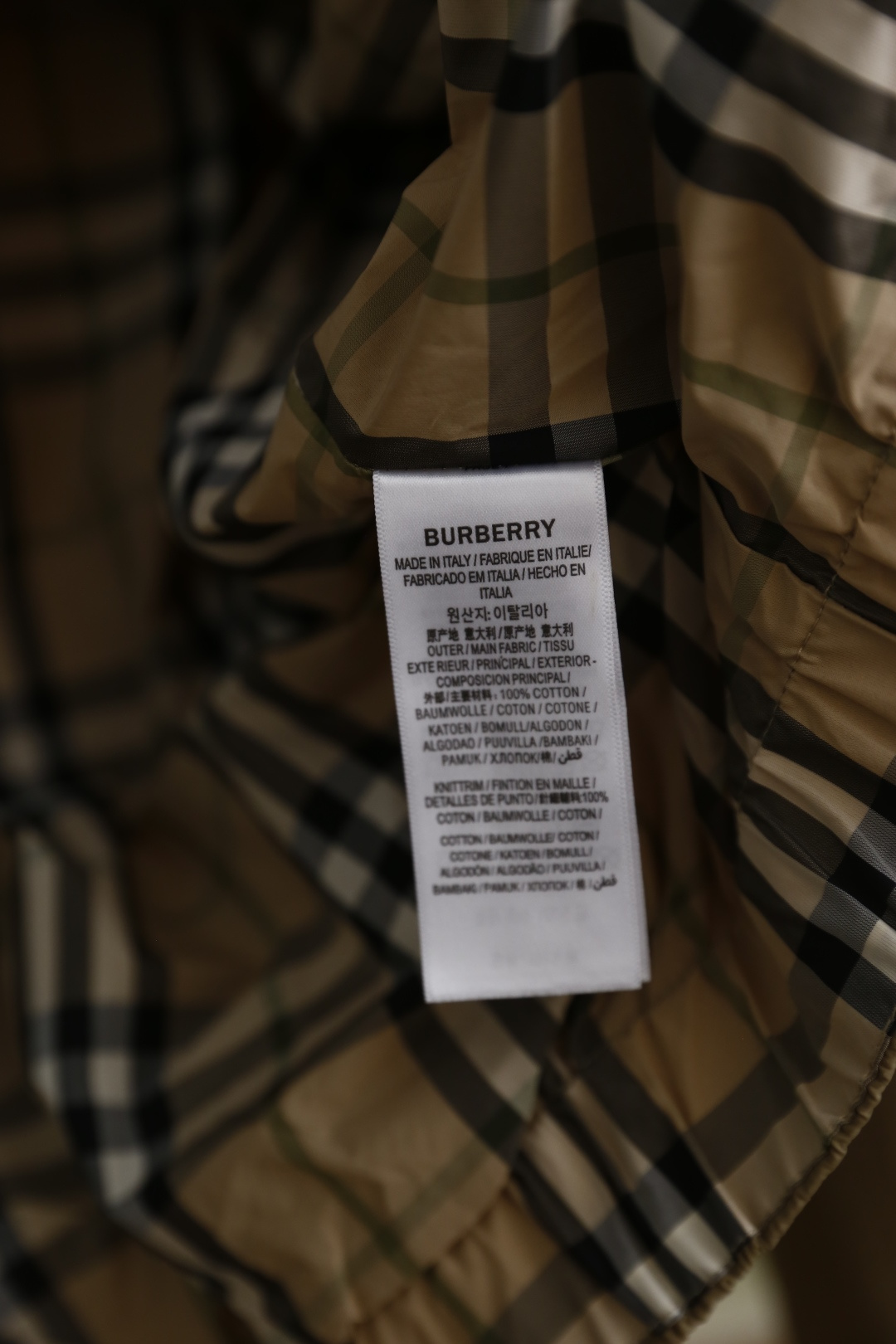 🔥巴宝丽/Burb*rry.2026春季新品！男士连帽夹克胸前缀标志性马术骑士徽章，领口内侧暗藏经典格纹