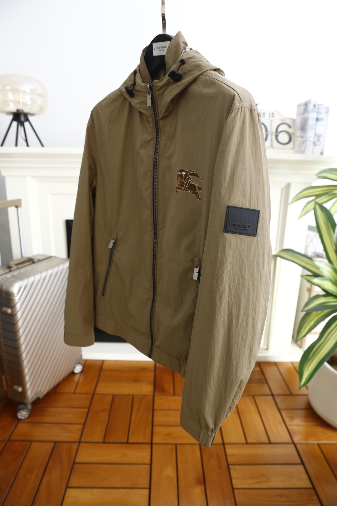 🔥巴宝丽/Burb*rry.2026春季新品！男士连帽夹克胸前缀标志性马术骑士徽章，领口内侧暗藏经典格纹