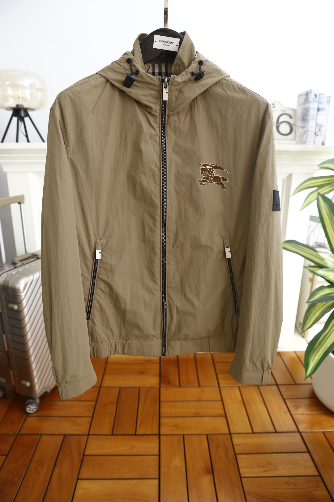 🔥巴宝丽/Burb*rry.2026春季新品！男士连帽夹克胸前缀标志性马术骑士徽章，领口内侧暗藏经典格纹