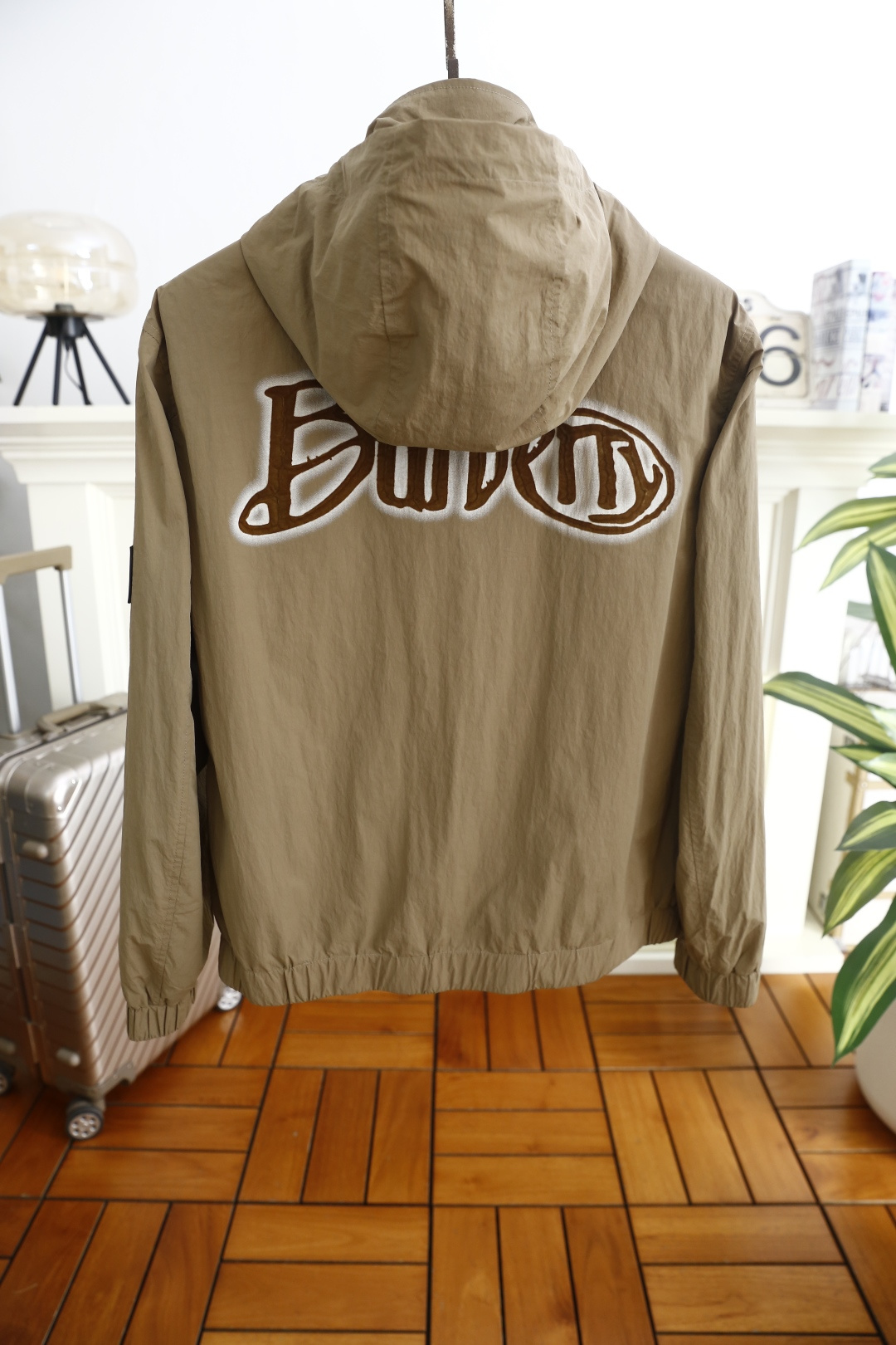 🔥巴宝丽/Burb*rry.2026春季新品！男士连帽夹克胸前缀标志性马术骑士徽章，领口内侧暗藏经典格纹