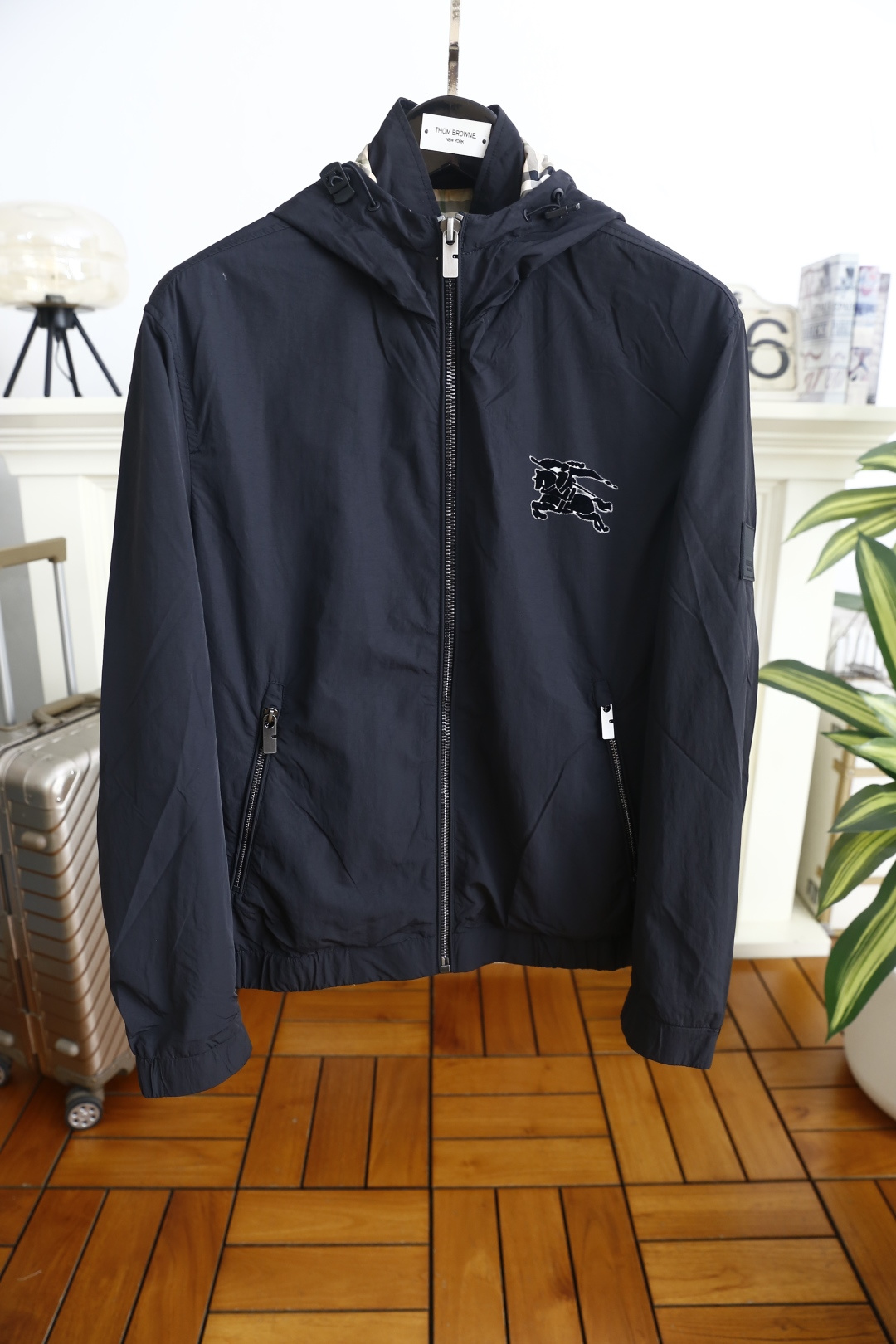 🔥巴宝丽/Burb*rry.2026春季新品！男士连帽夹克胸前缀标志性马术骑士徽章，领口内侧暗藏经典格纹