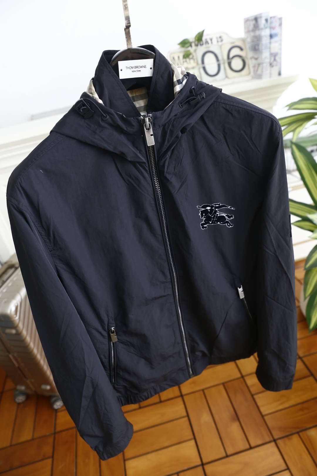 🔥巴宝丽/Burb*rry.2026春季新品！男士连帽夹克胸前缀标志性马术骑士徽章，领口内侧暗藏经典格纹