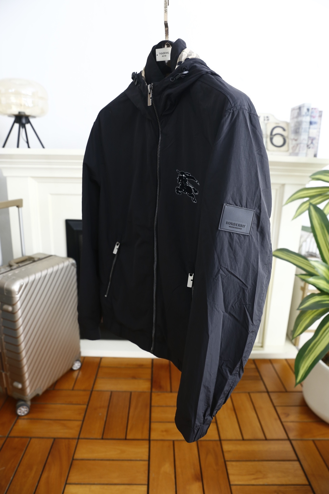 🔥巴宝丽/Burb*rry.2026春季新品！男士连帽夹克胸前缀标志性马术骑士徽章，领口内侧暗藏经典格纹